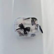 Casing Pelindung Earphone Bluetooth Premium Hitam Berbahan Kain Kasa dengan Motif Pita, Dasar Putih Krem dengan Cetakan Pita Kain Kasa Hitam Semi-Transparan Berkabut, Lapisan Pita yang Mengalir dengan Tekstur Lembut dan Nuansa Atmosfer, Sisi Dilengkapi dengan Pengait Berwarna Gelap untuk Memudahkan Penggantungan dan Pembawaan. Bodi Cangkang Persegi Bulat, Bahan Ringan dan Lembut, Sesuai dengan Kontur Earphone Bluetooth, Penyelarasan Port Pengisian Daya yang Presisi, Pembukaan dan Penutupan Earphone Tanpa Hambatan, Mudah Dipasang dan Dilepas. - Clear - View 3