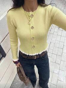 女款黃金色鈕扣前襟荷葉邊針織T恤，優雅秋冬風格 - 黃色 - 查看 1