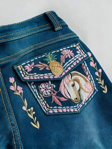 Jeans vaqueros de niña estilo vintage, lavado oscuro y corte acampanado, con bordado único de cabeza de caballo en los bolsillos traseros. - Azul lavado medio - Ver 3