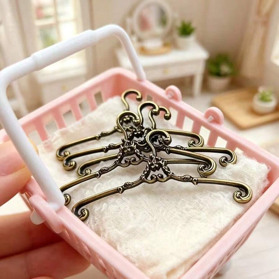 ديكور بيت الدمى، نموذج معلق ملابس معدني واقعي صغير، إكسسوار مشهد منزلي مصغر، دعامة تعليق ملابس لمشهد صغير، عرض تصوير DIY، هدية قابلة للجمع للهواة والمتحمسين - 5 قطع - مشاهدة 1