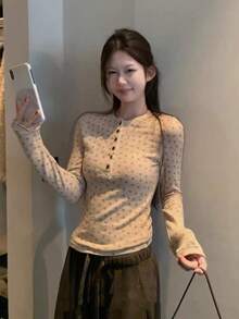女款亨利領鈕扣碎花長袖T恤，韓式針織打底上衣，秋季襯衫 - 杏卡色 - 查看 5