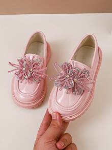 Sepatu Loafer Anak Perempuan Warna Pink Mengkilap, Gaya Baru Musim Semi/Gugur, Dekorasi Rhinestone Bunga Kembang Api 3D, Berkilau dan Menarik Perhatian, Desain Slip-On untuk Mudah Dipakai/Dilepas, Sol Tebal Bergerigi Hitam Anti-Selip Peredam Guncangan, Ujung Bulat Longgar, Sepatu Gaun Sekolah Gaya Putri - Berwarna merah muda - View 3