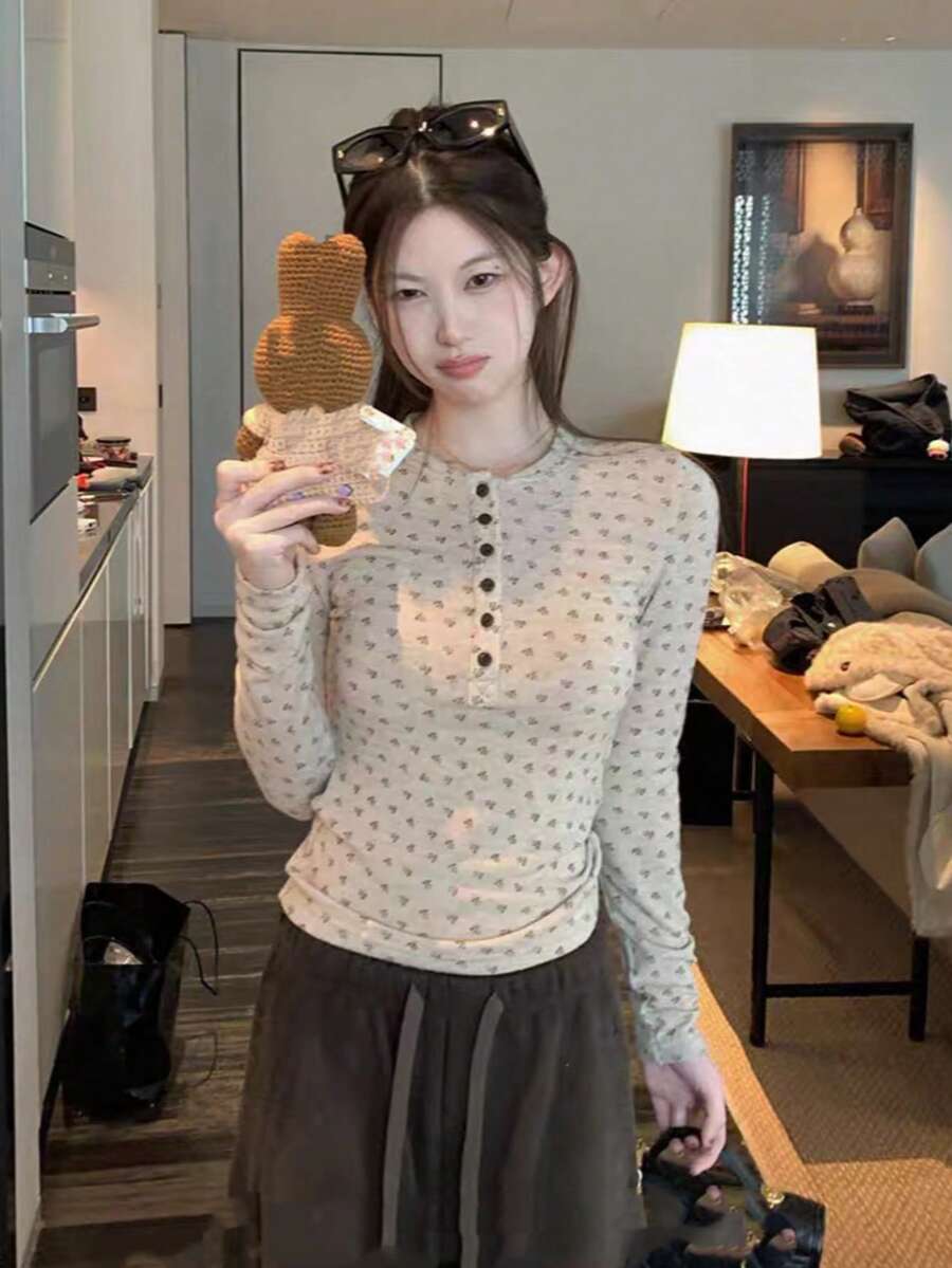 女款亨利領鈕扣碎花長袖T恤,韓式針織打底上衣,秋季襯衫 - 杏卡色 - 查看 1