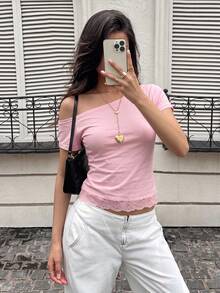 SCARLUX 秋季 Y2K 女款基礎棉質不對稱肩上衣，粉色蕾絲飾邊短版 T-shirt，適合返校季與日常休閒穿搭 - 粉色 - 查看 1