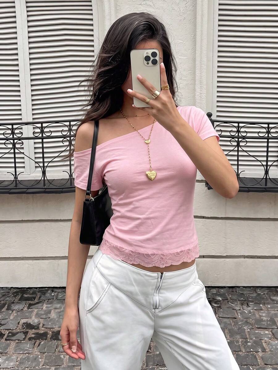 SCARLUX 秋季 Y2K 女款基礎棉質不對稱肩上衣,粉色蕾絲飾邊短版 T-shirt,適合返校季與日常休閒穿搭 - 粉色 - 查看 1