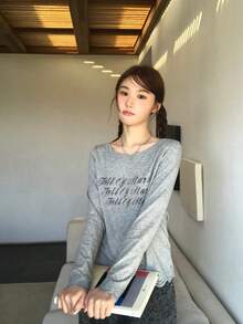 Kaos Wanita Semi-Transparan dengan Hiasan Renda dan Cetakan Huruf, Atasan Dalaman Longgar yang Melangsingkan untuk Musim Gugur - bunga abu-abu - View 1