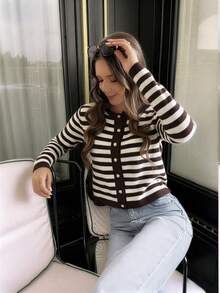 MORI 秋冬女款毛衣，優雅休閒度假風，棕色條紋圓領金屬鈕扣開襟衫，長袖針織街頭風 - 咖啡色拼米白色 - 查看 6