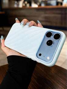 水波紋手機殼採用 TPU 材質，表面光滑堅硬，耐刮、耐磨且耐用，並具有優異的抗衝擊性能。本產品是理想的禮品選擇，適用於 iPhone 15、16、17 和 18 系列機型（含 Pro 與 Pro Max 版本）。 - 遠峰藍 - 查看 3