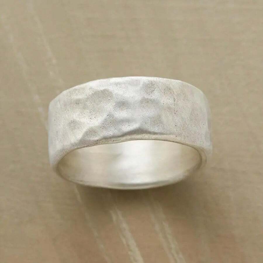 Vintage Minimalist Hammered Texture Wide Band Ring For Women, Versatile Jewelry Piece Suitable For Daily Wear And Gatherings