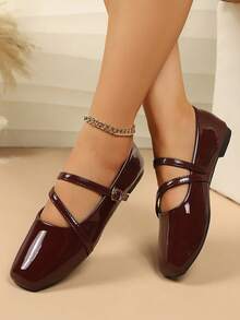 1 Pasang Sepatu Mary Jane Ujung Persegi Mengkilap Warna Burgundy untuk Wanita, Desain Tali Ganda Silang dengan Gesper Logam, Tekstur Kulit Paten, Sol Datar Nyaman untuk Berjalan, Gaya Retro, Cocok untuk Kencan, Pesta, Perjalanan, Menciptakan Suasana yang Menarik Perhatian - Burgundy - View 3