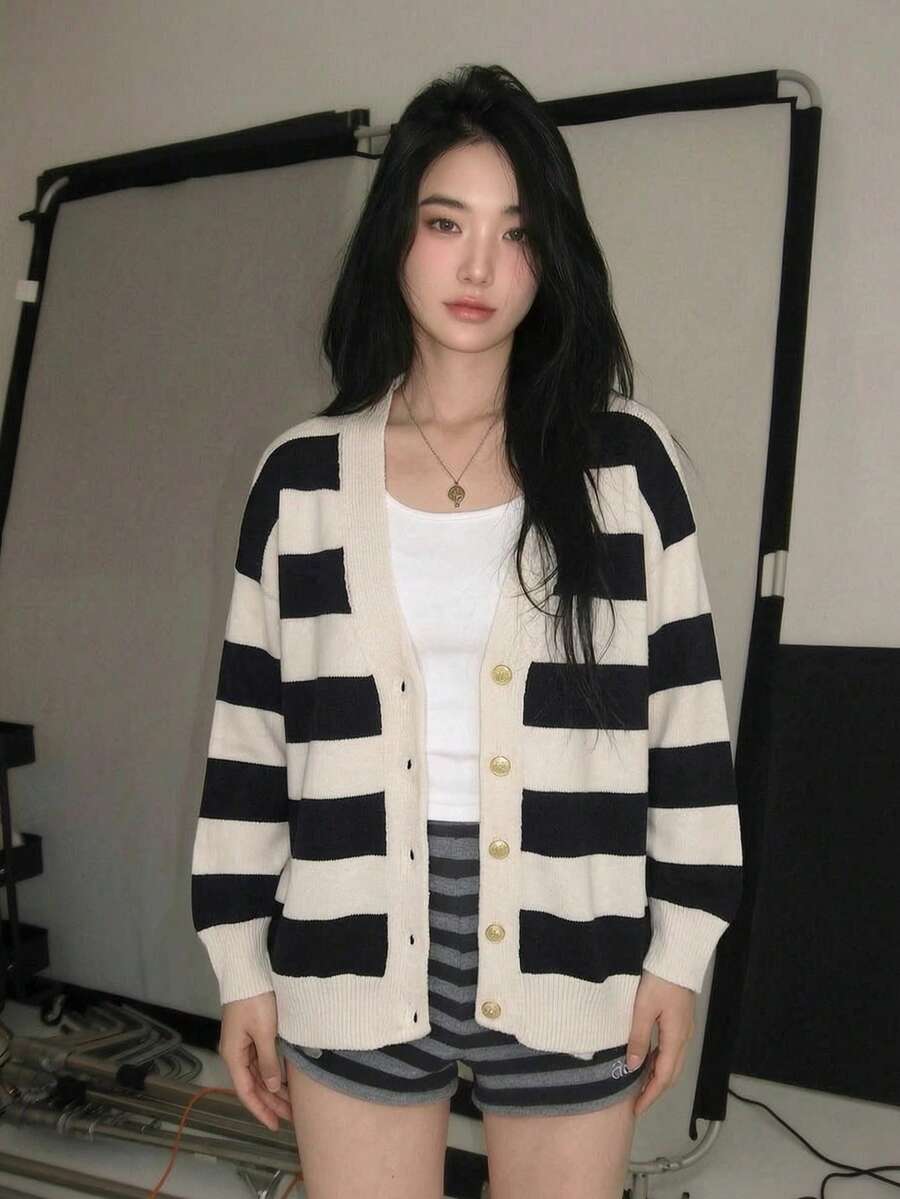 Cardigan Rajut Bergaris Leher V Kancing Emas Lengan Panjang untuk Gaya Musim Dingin Wanita - Aprikot - View 1
