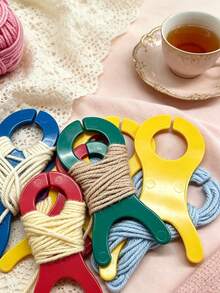 Broderitrådspole med innovativ trasselfri strukturdesign, förhindrar effektivt att tråden glider och knutar sig, sparar mycket tid vid organisering av tråd, praktiskt DIY-förvaringsverktyg för handgjorda broderi- och handsömnadsprojekt, används för att kategorisera och förvara korsstingsgarn, broderitråd och organisera tråd - Fiskformad lindningsbräda - Visa 4