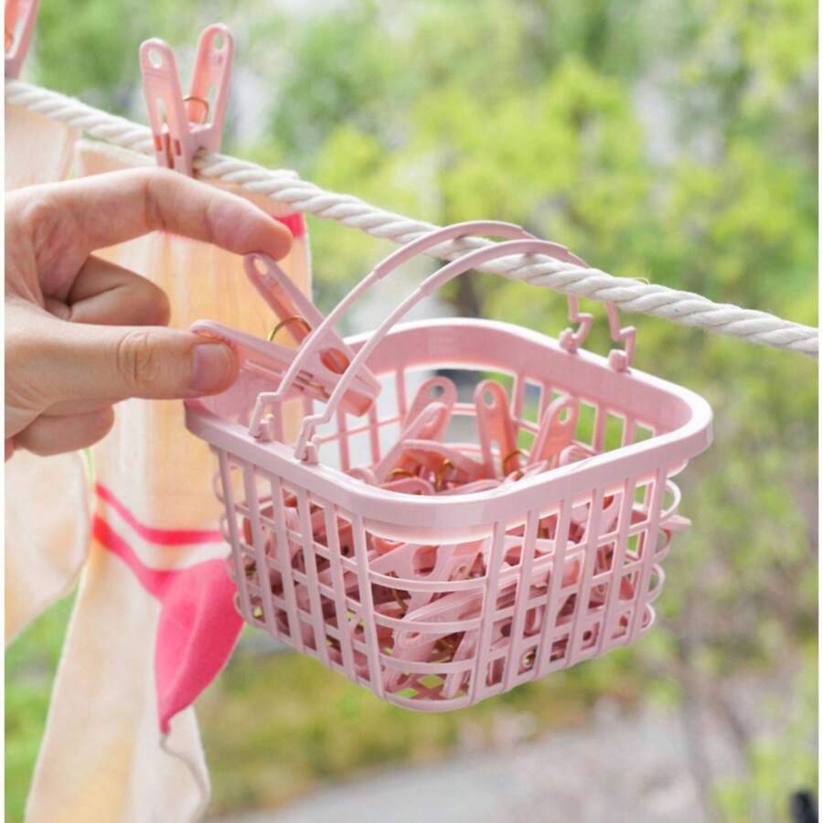 30-Pack مشابك ملابس بلاستيكية مع سلة تخزين، مشابك غسيل مقاومة للرياح للملابس الداخلية والجوارب وحمالات الصدر والملابس الرقيقة، حل تجفيف موفر للمساحة، قبضة قوية غير انزلاقية، مقاومة للصدأ، للاستخدام الداخلي والخارجي، منظم غرفة الغسيل الربيعي ضروري - مشاهدة 1