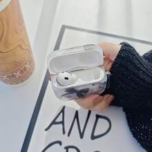 Casing Pelindung Earphone Bluetooth Premium Hitam Berbahan Kain Kasa dengan Motif Pita, Dasar Putih Krem dengan Cetakan Pita Kain Kasa Hitam Semi-Transparan Berkabut, Lapisan Pita yang Mengalir dengan Tekstur Lembut dan Nuansa Atmosfer, Sisi Dilengkapi dengan Pengait Berwarna Gelap untuk Memudahkan Penggantungan dan Pembawaan. Bodi Cangkang Persegi Bulat, Bahan Ringan dan Lembut, Sesuai dengan Kontur Earphone Bluetooth, Penyelarasan Port Pengisian Daya yang Presisi, Pembukaan dan Penutupan Earphone Tanpa Hambatan, Mudah Dipasang dan Dilepas. - Clear - View 6
