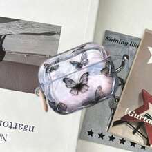 Cool Atmosphere svart fjärils- och snäckmönstrat hörlursfodral, mjuk transparent yttre skal med vågig kant, inre skal med pärllystertextur, blekrosa pärlemortextur med delikat skimmer i ljuset, spridd med flera bläckstilade svarta fjärilar på ytan, konstnärlig och eterisk med en cool och sofistikerad känsla, sidokrok med ljusbeige metallring - Mauve Lila - Visa 3