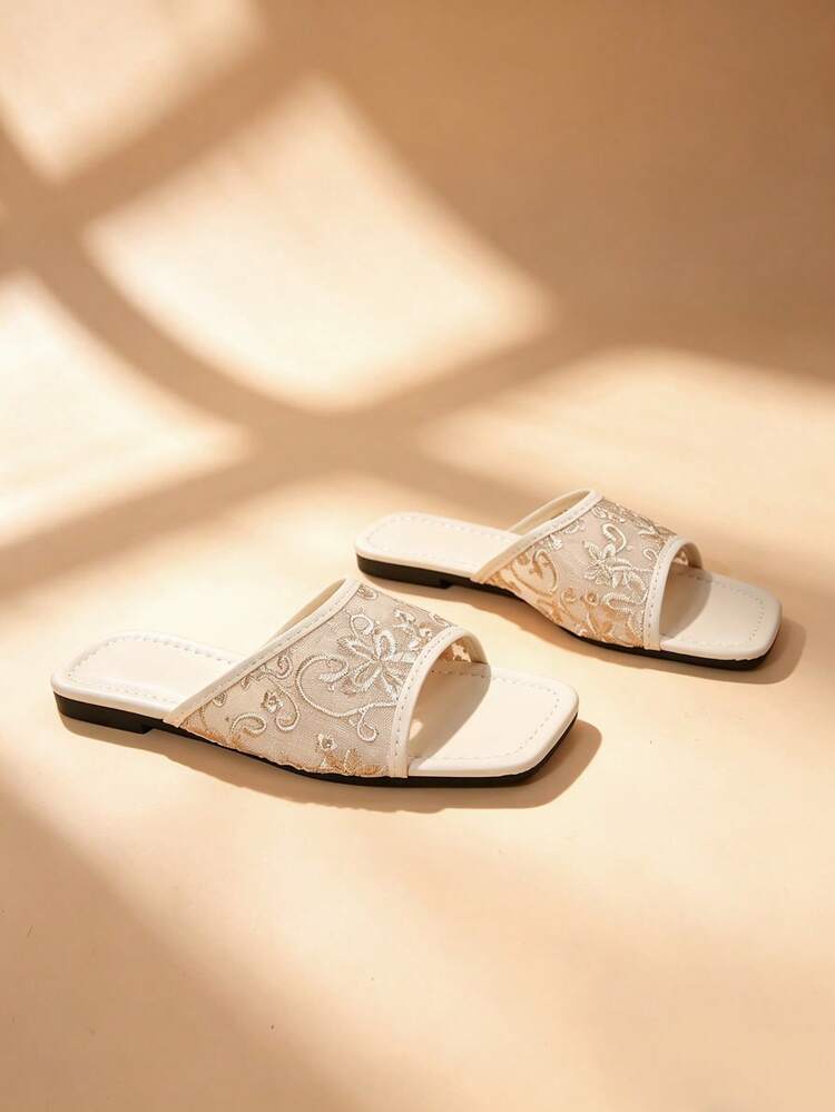 Sandal Selop Wanita Elegan Bergaya Vintage dengan Bordir Bunga dan Ujung Persegi, Sandal Pantai Datar Berbahan Jala Lembut dan Bernapas untuk Liburan - Krem - View 3