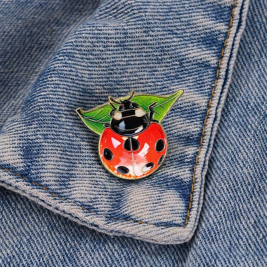 1pc Cute Cartoon Seven-Spot Ladybug Metal Badge, Creative Green Leaf Alloy Brooch, Adorable Insect Bag Decoration Pin, Suitable For Daily Wear And Gift