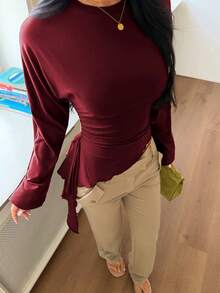 女款圓領長袖T恤，不對稱荷葉邊側綁帶收腰修身短版上衣 - 酒紅色 - 查看 3