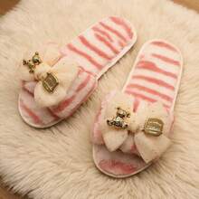 Sandal Selop Mewah Motif Zebra untuk Wanita, Gesper Logam Berbentuk Beruang dengan Pita Berkilau Hitam, Sandal Rumah Gaya Manis & Keren, Padukan dengan Jubah Satin Warna Polos, Relaksasi di Ruang Tamu, Pakaian Rumah yang Dipersonalisasi - Berwarna merah muda - View 3