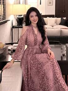 女款優雅性感現代長袖印花露肩洋裝，附客製化腰帶，時尚顯瘦喇叭裙 - 粉色 - 查看 2