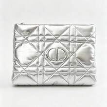Tas Kosmetik Dior Silver Quilted Diamond Pattern, Finishing Mengkilap Metalik, Kantong Penyimpanan dengan Resleting Logo CD, Tas Clutch Perawatan Kulit Portabel Kapasitas Besar, Hadiah Mewah - Perak - View 8