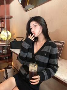 女款條紋V領針織開襟衫，前開扣，長袖，寬鬆版型，柔軟針織，灰黑配色，休閒秋季疊穿上衣 - 灰色 - 查看 1
