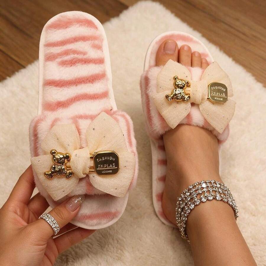 Sandal Selop Mewah Motif Zebra untuk Wanita, Gesper Logam Berbentuk Beruang dengan Pita Berkilau Hitam, Sandal Rumah Gaya Manis & Keren, Padukan dengan Jubah Satin Warna Polos, Relaksasi di Ruang Tamu, Pakaian Rumah yang Dipersonalisasi - Berwarna merah muda - View 1