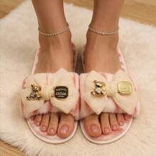 Sandal Selop Mewah Motif Zebra untuk Wanita, Gesper Logam Berbentuk Beruang dengan Pita Berkilau Hitam, Sandal Rumah Gaya Manis & Keren, Padukan dengan Jubah Satin Warna Polos, Relaksasi di Ruang Tamu, Pakaian Rumah yang Dipersonalisasi - Berwarna merah muda - View 4