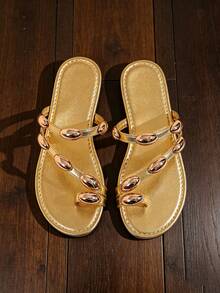 Sandal nữ size lớn form rộng, mũi rộng, kiểu dép lê quai ngang đế bệt, trang trí mũi màu vàng metallic, đính phụ kiện kim loại hình oval, phong cách đi du lịch mùa hè ngoài trời và đi biển - Vàng - Xem 4