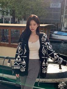 Cardigan Kancing Depan Motif Berlian Geometris yang Berani, Leher V, Lengan Panjang, Potongan Longgar, Cardigan Sweater Rajut Hitam Putih untuk Musim Gugur, Kasual dan Chic - Hitam dan Putih - View 1