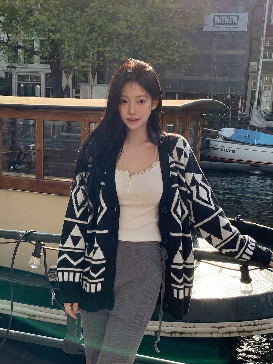 Cardigan Kancing Depan Motif Berlian Geometris yang Berani, Leher V, Lengan Panjang, Potongan Longgar, Cardigan Sweater Rajut Hitam Putih untuk Musim Gugur, Kasual dan Chic - Hitam dan Putih - View 1