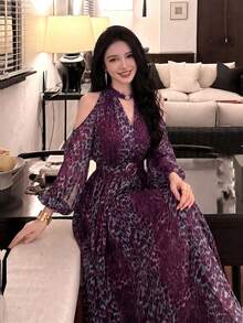 女款優雅性感現代長袖印花露肩洋裝，附客製化腰帶，時尚顯瘦喇叭裙 - 中紫紅色 - 查看 2