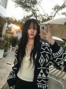 Cardigan Kancing Depan Motif Berlian Geometris yang Berani, Leher V, Lengan Panjang, Potongan Longgar, Cardigan Sweater Rajut Hitam Putih untuk Musim Gugur, Kasual dan Chic - Hitam dan Putih - View 4