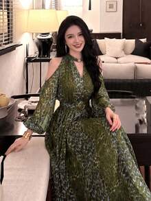 女款優雅性感現代長袖印花露肩洋裝，附客製化腰帶，時尚喇叭顯瘦設計 - 軍綠色 - 查看 2