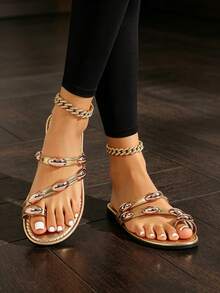 Sandal nữ size lớn form rộng, mũi rộng, kiểu dép lê quai ngang đế bệt, trang trí mũi màu vàng metallic, đính phụ kiện kim loại hình oval, phong cách đi du lịch mùa hè ngoài trời và đi biển - Vàng - Xem 3