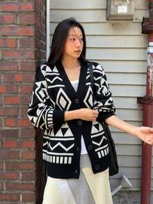 Cardigan Kancing Depan Motif Berlian Geometris yang Berani, Leher V, Lengan Panjang, Potongan Longgar, Cardigan Sweater Rajut Hitam Putih untuk Musim Gugur, Kasual dan Chic - Hitam dan Putih - View 6