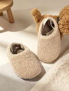 1 Pair Unisex Kids Solid Color Teddy Curly Fleece Slip-On Fuzzy Shoes With Elastic Heel, Soft Sole, Minimalist Retro Design, Cozy Comfortable Indoor Slippers For 3-15 Years Old Students, Autumn/Winter - Beige - View 3