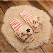 Sandal Selop Mewah Motif Zebra untuk Wanita, Gesper Logam Berbentuk Beruang dengan Pita Berkilau Hitam, Sandal Rumah Gaya Manis & Keren, Padukan dengan Jubah Satin Warna Polos, Relaksasi di Ruang Tamu, Pakaian Rumah yang Dipersonalisasi - Berwarna merah muda - View 2