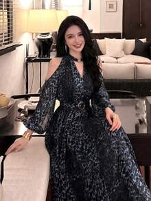 女款優雅性感現代長袖印花露肩洋裝，附客製腰帶，時尚喇叭顯瘦設計，黑色度假風 - 黑色 - 查看 2