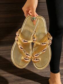 Sandal nữ size lớn form rộng, mũi rộng, kiểu dép lê quai ngang đế bệt, trang trí mũi màu vàng metallic, đính phụ kiện kim loại hình oval, phong cách đi du lịch mùa hè ngoài trời và đi biển - Vàng - Xem 5