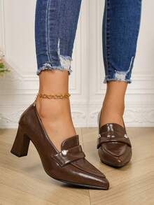 Giày cao gót loafer nữ màu nâu mũi nhọn, trang trí nắp đính đinh tán kim loại, gót vuông, ôm trọn gót, xỏ chân, giày tây phù hợp đi làm và di chuyển công sở - Nâu sẫm - Xem 3