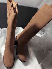 بوت نسائي طويل بكعب عالٍ سميك ومقدمة مربعة وسحاب جانبي، بتصميم كاجوال من الشمواه المرقع، بقصة ضيقة وبسيطة - كاكي - مشاهدة 4