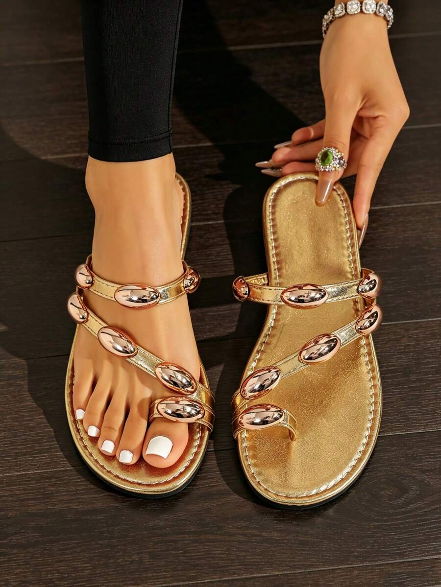 Sandal nữ size lớn form rộng, mũi rộng, kiểu dép lê quai ngang đế bệt, trang trí mũi màu vàng metallic, đính phụ kiện kim loại hình oval, phong cách đi du lịch mùa hè ngoài trời và đi biển - Vàng - Xem 1