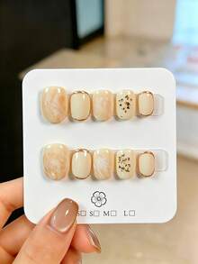 10片手工穿戴式假指甲 短方圓形 秋冬聖誕風 梅納德美學 牛奶杏色與淺棕色底色 琥珀紮染 金屬細金邊與金箔 柔和秋意風 適合秋季通勤、聖誕日常穿搭、下午茶，附完整美甲工具組，女性專屬禮物 - 香檳色 - 查看 10