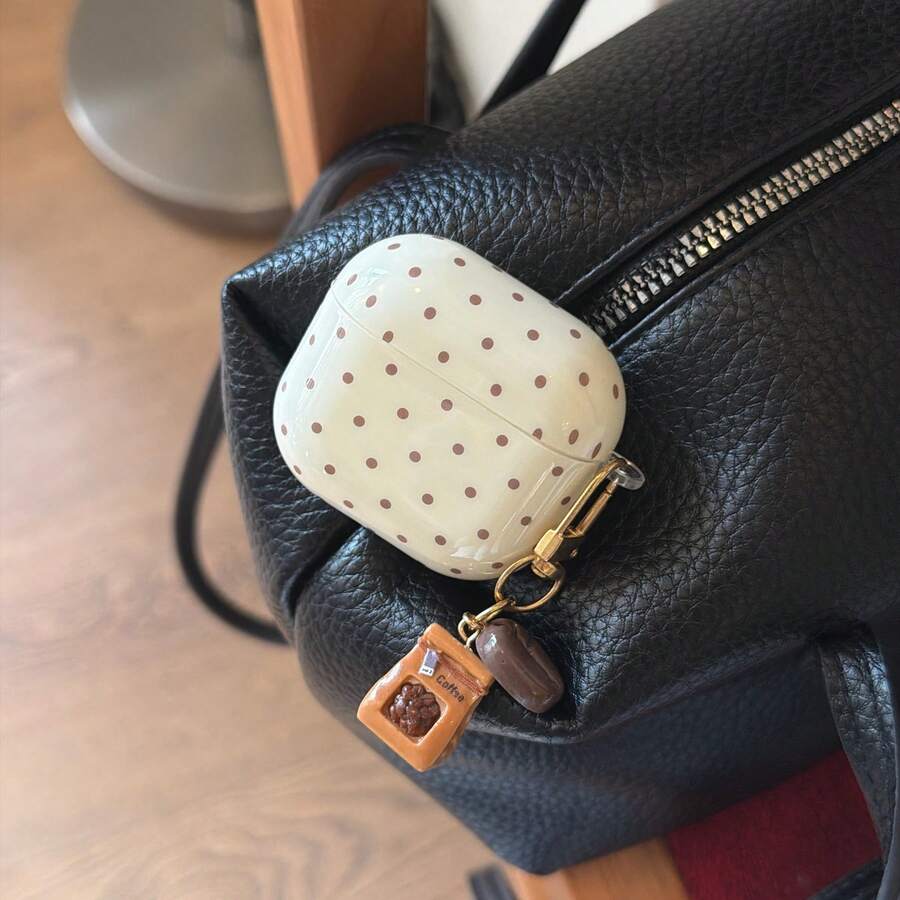 Casing Earphone Motif Polkadot Krem + Liontin Biji Kopi, Cocok untuk AirPods 5/ Pro 3/Pro 2/ 4/ 3/1/2, Pelindung Minimalis Lucu untuk Anak Perempuan
