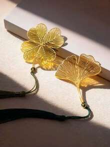 1pc Metal Leaf Bookmark, Creative Ginkgo Leaf Maple Leaf Four-Leaf Clover Artistic Vintage Style Book, Retro Bookmark, Translucent Leaf Plant Bookmark, Page Clip Gift Bookmark - Multicolor - View 2