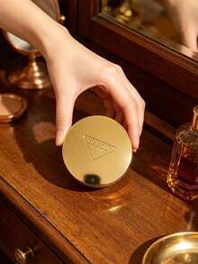 Prada 便攜式化妝鏡系列，金色圓形鏡與銀色三角形手鏡，輕巧耐用，適合旅行、個人使用與送禮 - 金色 - 查看 7