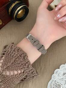 Jam Tangan Quartz Wanita Persegi Abu-abu Klasik dengan Tali PU Abu-abu yang Dapat Diatur dan Penanda Minimalis, Pilihan Bergaya untuk Pemakaian Sehari-hari. - Grey - View 6