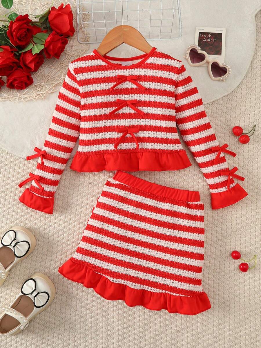 Setelan 2 Potong Rajut Bergaris Merah & Putih untuk Anak Perempuan, Atasan Crop Top & Rok Mini Manis untuk Musim Semi/Gugur, Atasan Lengan Panjang Leher Bulat dengan Banyak Pita Merah dan Hem Bergelombang, Rok Mini Bodycon Pinggang Tinggi dengan Hem Bergelombang Bergaris yang Serasi, Kain Bergaris Elastis, Lembut & Ramah Kulit, Menarik Perhatian untuk Liburan, Jalan-jalan, dan Foto, Gaya Manis & Menarik untuk Pakaian Sehari-hari untuk Anak Perempuan Usia 4-7 Tahun - Merah - View 1