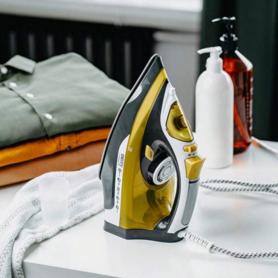 Adler مكواة بخار بقاعدة سيراميك 3000 واط بخار عمودي 70 جم/دقيقة دفعة بخار مضادة للتنقيط مضادة للتكلس تنظيف ذاتي إيقاف تلقائي خزان مياه 320 مل - قابس اتحاد أوروبي نوع E (220 إلى 240 فولت) - مشاهدة 1
